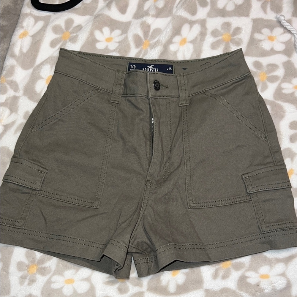 Hollister Women's Olive Green Cargo Shorts